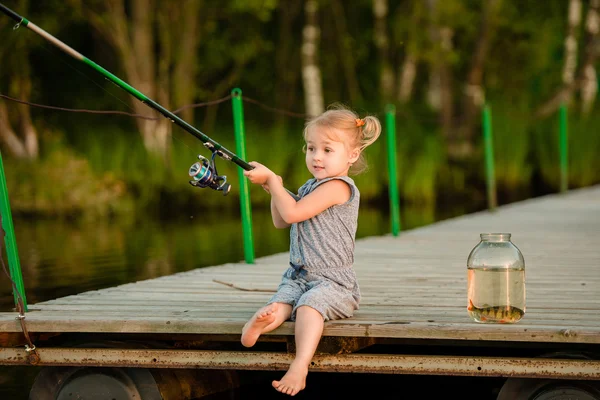 魚を捕る少女 ストック画像
