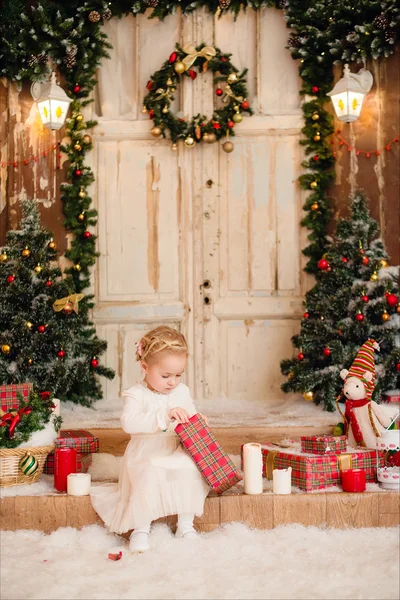 Gelukkig klein meisje met kerstcadeaus Rechtenvrije Stockfoto's