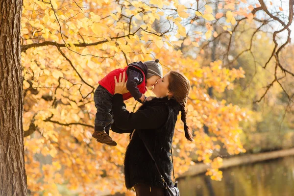 若い母親は、男の子の赤ちゃんを上昇 ロイヤリティフリーのストック写真