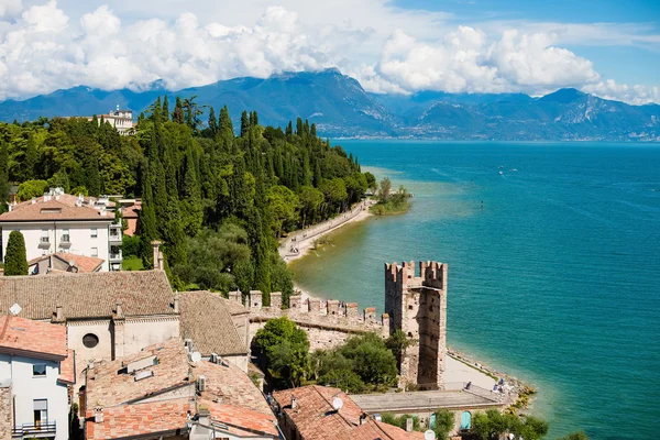 Vista panorâmica do Castelo Scaliger na cidade de Sirmione, Lago Imagens De Bancos De Imagens