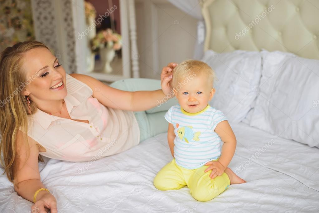 Mere Et Bebe Jouent Et Rient Maman Avec Son Enfant Heureux Image Libre De Droit Par Flas C Mere Et Bebe Jouent Et Rient Maman Avec Son Enfant Heureux Image Libre De Droit Par Flas C