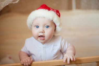 Noel Baba şapkalı bir şirin 6 ay bebek çocuk portresi