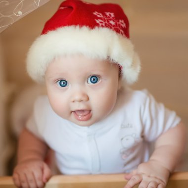 Noel Baba şapkalı bir şirin 6 ay bebek çocuk portresi