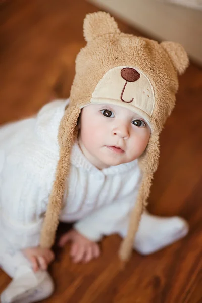 Retrato de um bebê bonito de 6 meses em chapéu urso — Fotografia de Stock