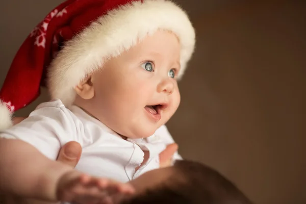 Babyjongen in Kerstman hoed — Stockfoto
