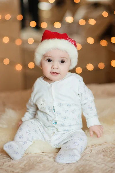 Aantrekkelijke babyjongen in Kerstman hoed Stockfoto