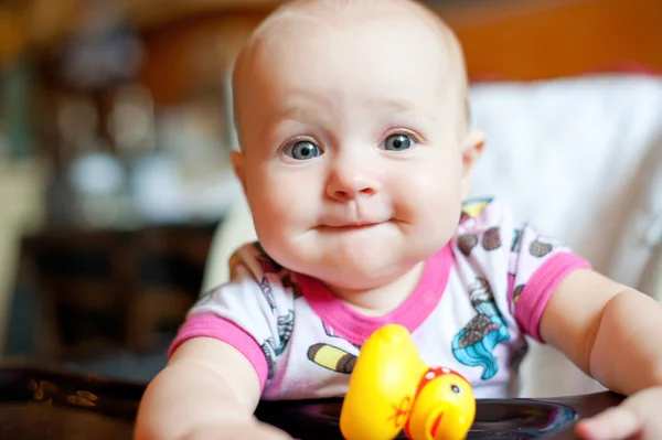 Bebê jogar com brinquedo pato no sorriso — Fotografia de Stock