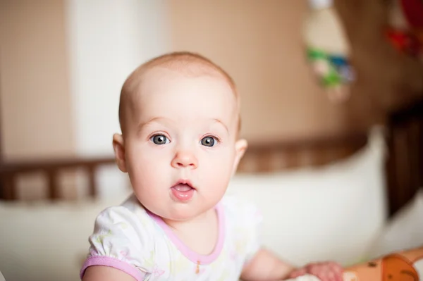 Portret van zoete babymeisje in bed. — Stockfoto