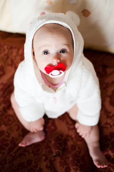 Schattige babymeisje met tepel — Stockfoto