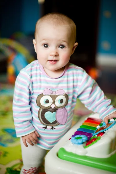 Retrato de bebê menina em casa interior — Fotografia de Stock