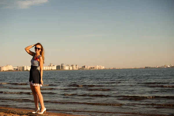 Wakacje w lato i wakacje - dziewczyna w kapeluszu spaceru na plaży — Zdjęcie stockowe