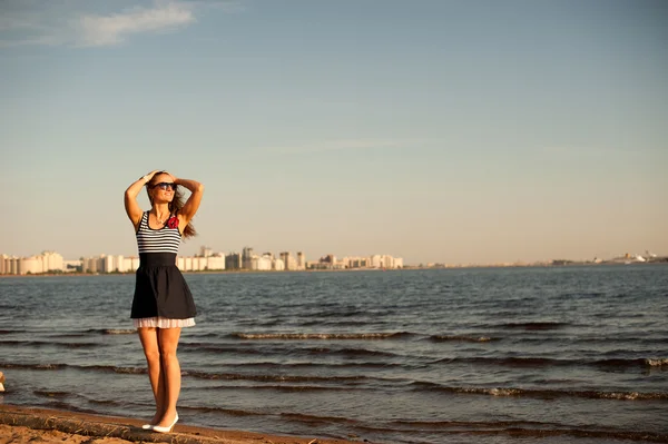 Vacaciones de verano y vacaciones - chica en sombrero caminando por la playa — Foto de Stock