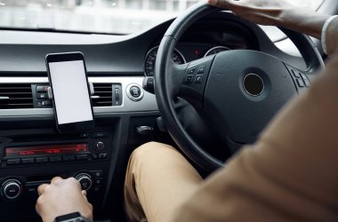 Sağlık Salgını sırasında Maske Paylaşımı Sürücüsü Takan İşadamı