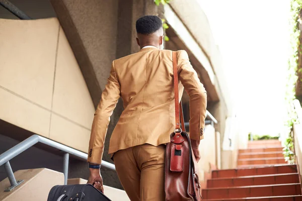 Empresário Vestindo Máscara Andando Escadas Aeroporto Viagem Negócios Com Bagagem — Fotografia de Stock