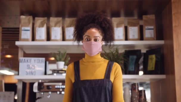 Afrikanische Coffeeshop Inhaberin Trägt Gesichtsmaske Geht Nach Oben Und Lehnt — Stockvideo