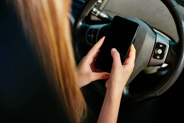Shoulder Close View Young Woman Texting Mobile Phone Whilst Driving — Stock Photo, Image