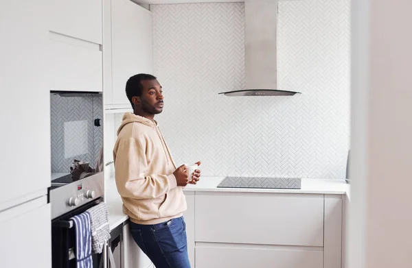 Jovem Infeliz Com Problemas Saúde Mental Cozinha Casa Com Bebida — Fotografia de Stock