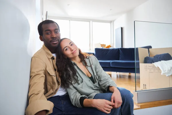 Porträtt Unga Blandade Etnicitet Par Firar Rörlig Dag Loungen Nya — Stockfoto