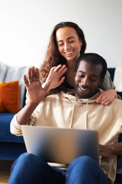 Mulher Sentada Atrás Homem Como Jovem Casal Etnia Mista Relaxar — Fotografia de Stock