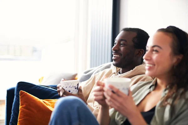 Jovem Misto Etnia Casal Relaxante Sofá Casa Assistindo Streaming Juntos — Fotografia de Stock