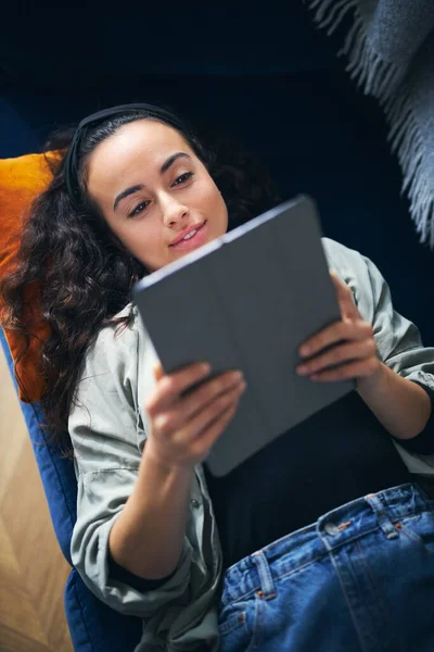 Overhead Tiro Sorrir Mulher Etnia Mista Deitada Sofá Livro Leitura — Fotografia de Stock