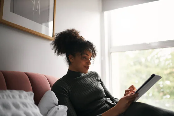 Mujer Acostada Cama Leyendo Transmitiendo Películas Tabletas Digitales —  Fotos de Stock