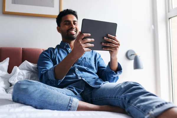 Homem Deitado Cama Casa Fazendo Chamada Vídeo Streaming Filme Tablet — Fotografia de Stock