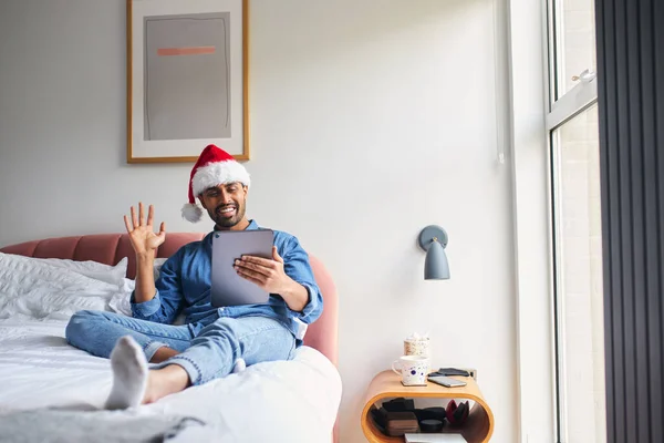 Homem Vestindo Chapéus Papai Noel Relaxar Cama Casa Fazendo Chamada — Fotografia de Stock