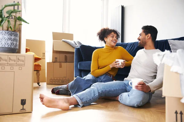 Young Mixed Ethnicity Couple Taking Break Moving Day New Home — Stock Photo, Image