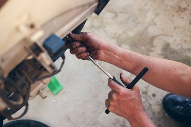 Garaj yolunda isimsiz eller bisiklet projesini yukarıdan düzeltiyor