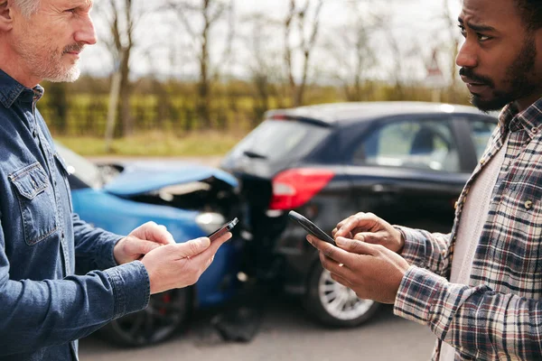 Fiatalabb Idősebb Járművezetők Szélén Akik Közlekedési Balesetet Követően Mobiltelefonnal Cserélik — Stock Fotó