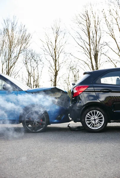 Szélén Közlekedési Balesetben Érintett Két Autó Motorházfedél Sárvédő Sérüléssel — Stock Fotó