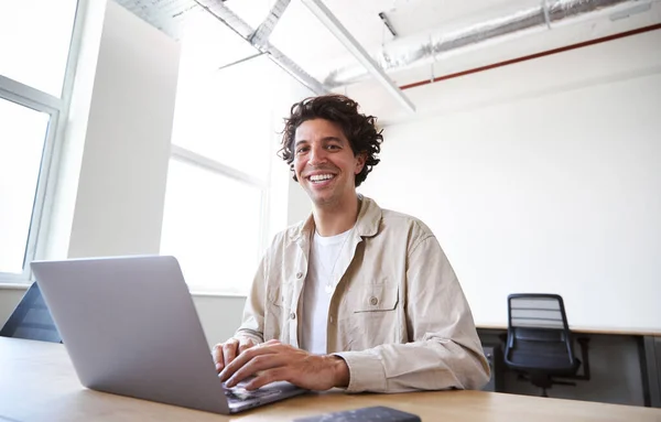 Retrato Jovem Vestido Casualmente Trabalhando Laptop Mesa Escritório Moderno Plano — Fotografia de Stock