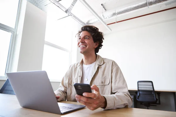 Jovem Vestido Casualmente Com Telefone Celular Trabalhando Laptop Mesa Escritório — Fotografia de Stock