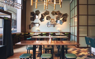 İçi boş bir restoran gibi.