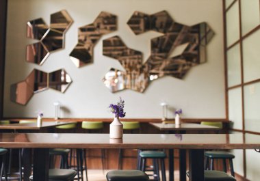 Restoranın içinde vazo olan boş bir masa.