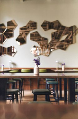 Restoranın içinde vazo olan boş bir masa.