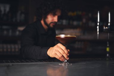 Barda kokteyl servisi yapan bir mixolog.