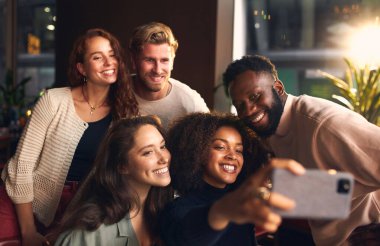 Arkadaşlar barda selfie çekiyor.
