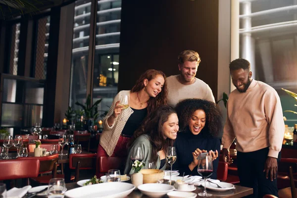 Přátelé Při Pohledu Telefon Restauraci — Stock fotografie