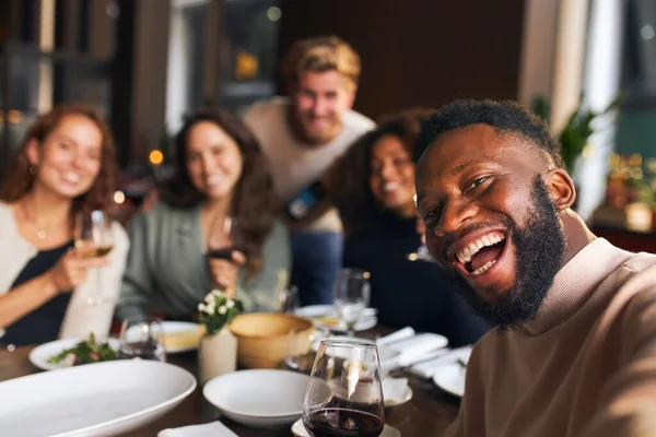 Vänner Som Tar Gruppselfie Restaurang — Stockfoto