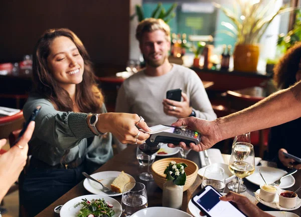 Vrouw Betaalt Met Kaart Restaurant — Stockfoto