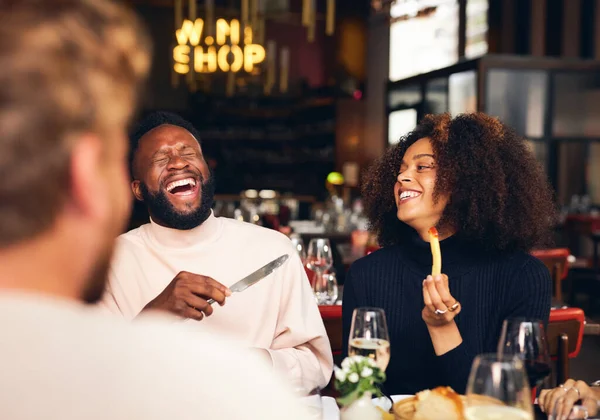 Paar Etentjes Eten Lachen Restaurant — Stockfoto