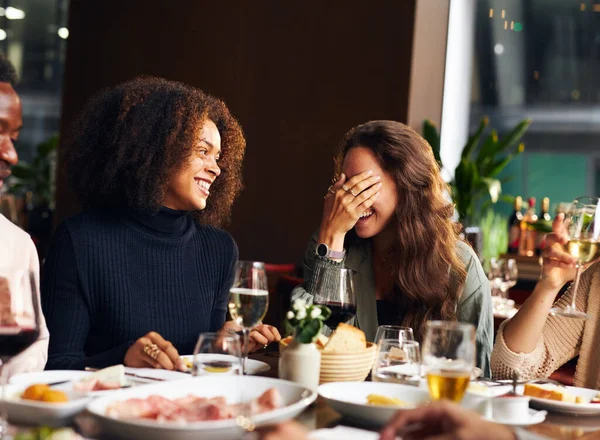 Vrienden Die Grappen Vertellen Tijdens Het Diner Restaurant — Stockfoto