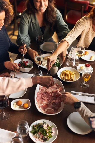 Vänner Hjälper Sig Själva Att Äta Restaurang — Stockfoto