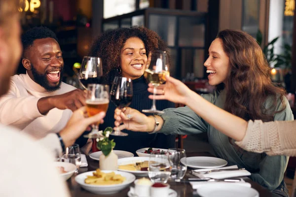 Přátelé Zvyšování Sklenice Restauraci — Stock fotografie