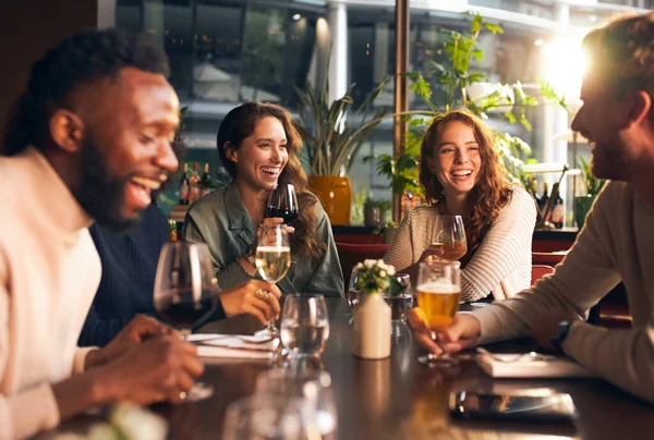 Vrienden Lachen Met Drankjes Bar — Stockfoto