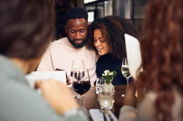 Jeune Couple Regardant Téléphone Dans Bar Vin — Photo