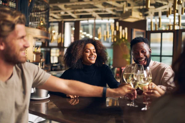 Vrienden Hebben Reünie Wijnbar — Stockfoto