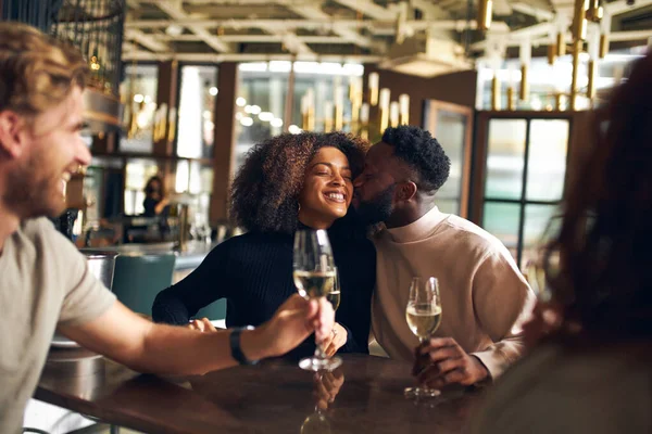 Homme Embrasser Femme Dans Bar Vin — Photo